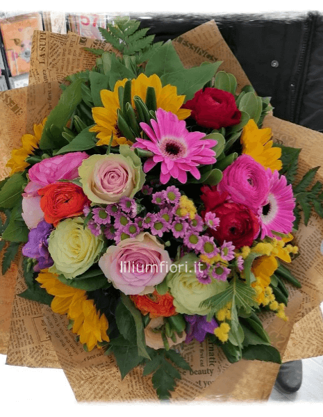 Bouquet assortito di fiori misti colorati.