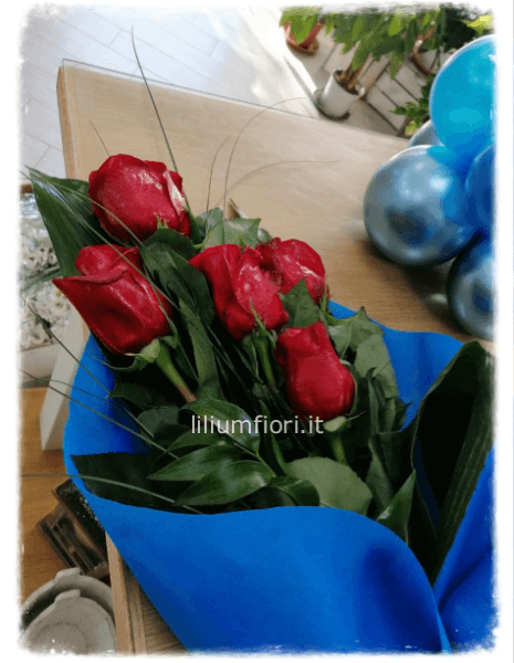 Fascio rose con carta blue per uomo